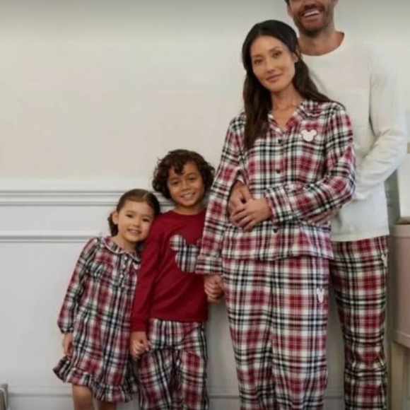 Disney Store Boys 2 piece Light soft flannel Christmas pajama set 9/10 NWT - Picture 5 of 5